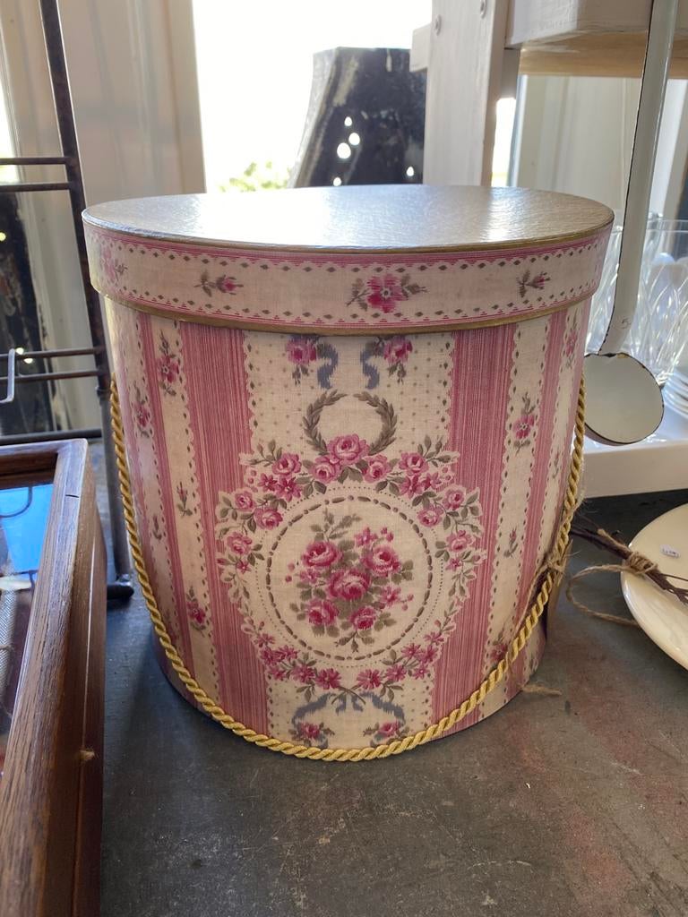Leuke Brocante Hoedendoos, Meander, Bloemen, Roze, Ophalen