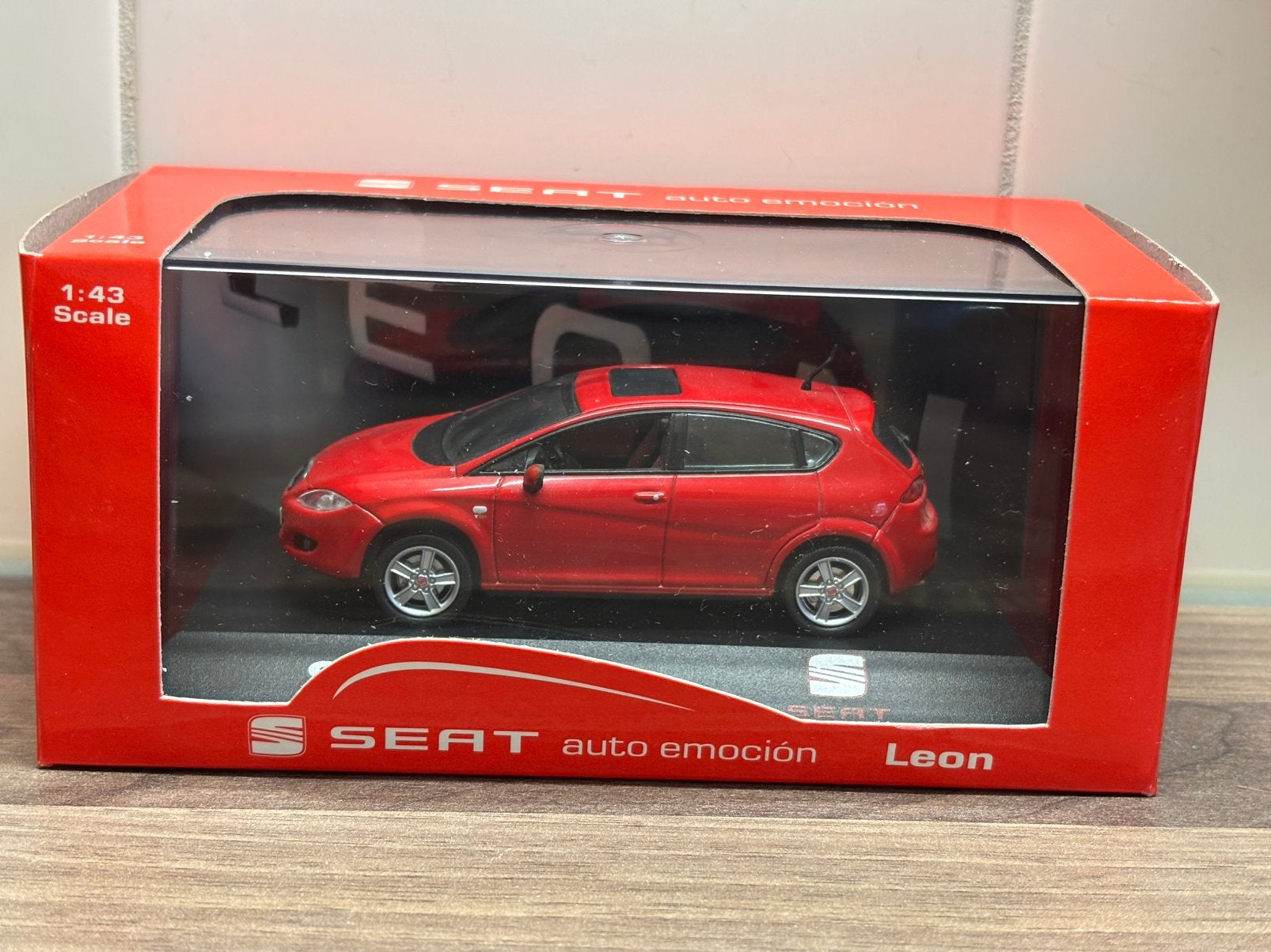 Seat Leon 2005 Rood Metallic Vaps 1:43, Ophalen of Verzenden, Nieuw, Auto, Overige merken