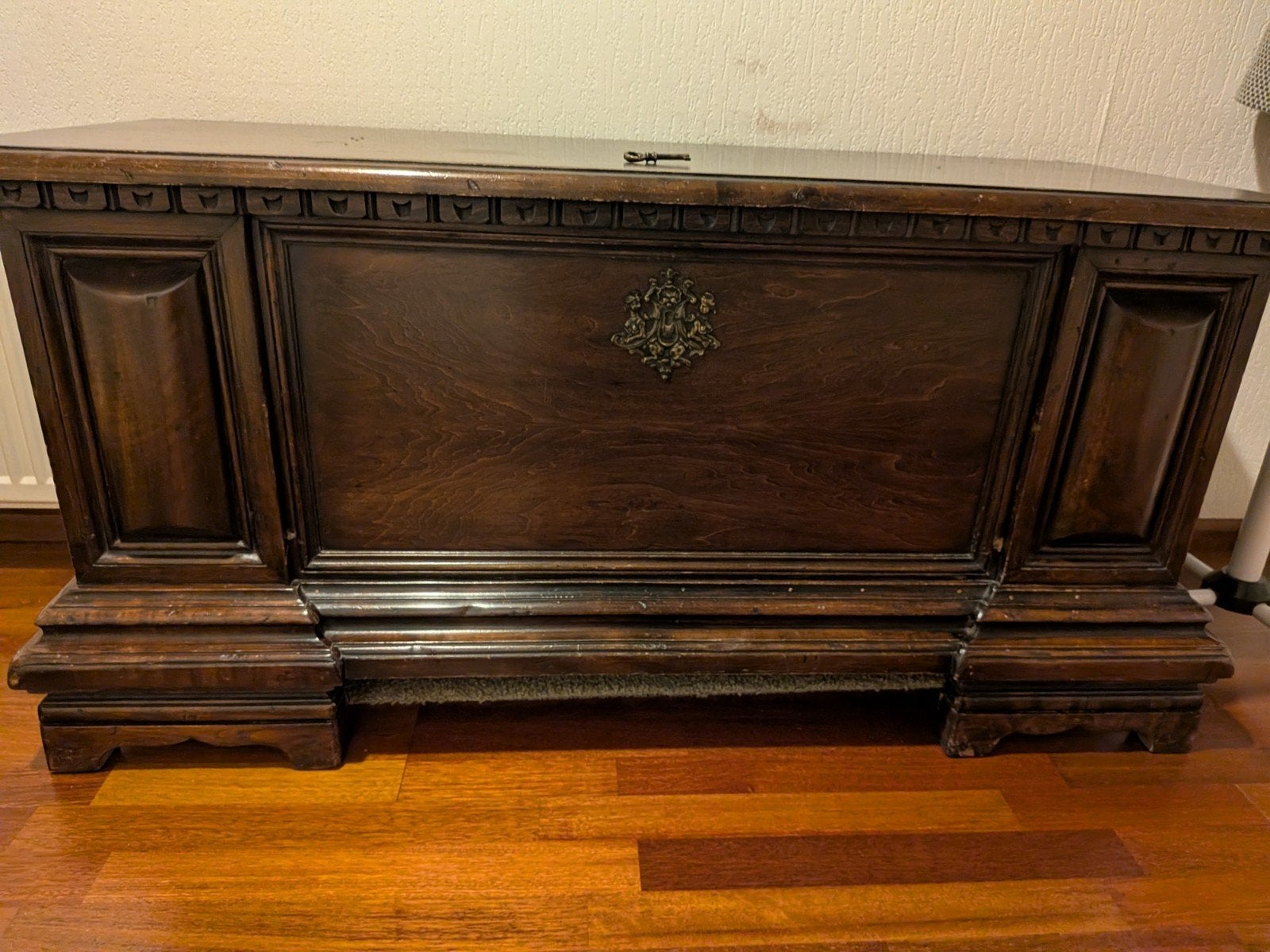 Antieke houten kist met sierbeslag, Ophalen