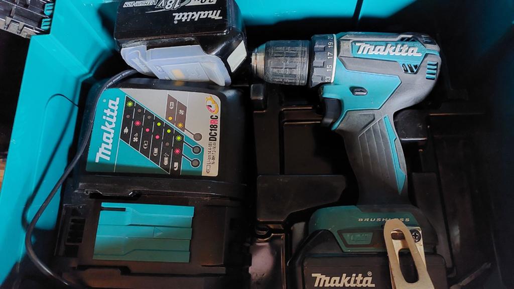 Makita DDF485RFJ Accuboormachine met 2 accu's en lader, Doe-het-zelf en Verbouw, Gereedschap | Boormachines, Ophalen, Variabele snelheid