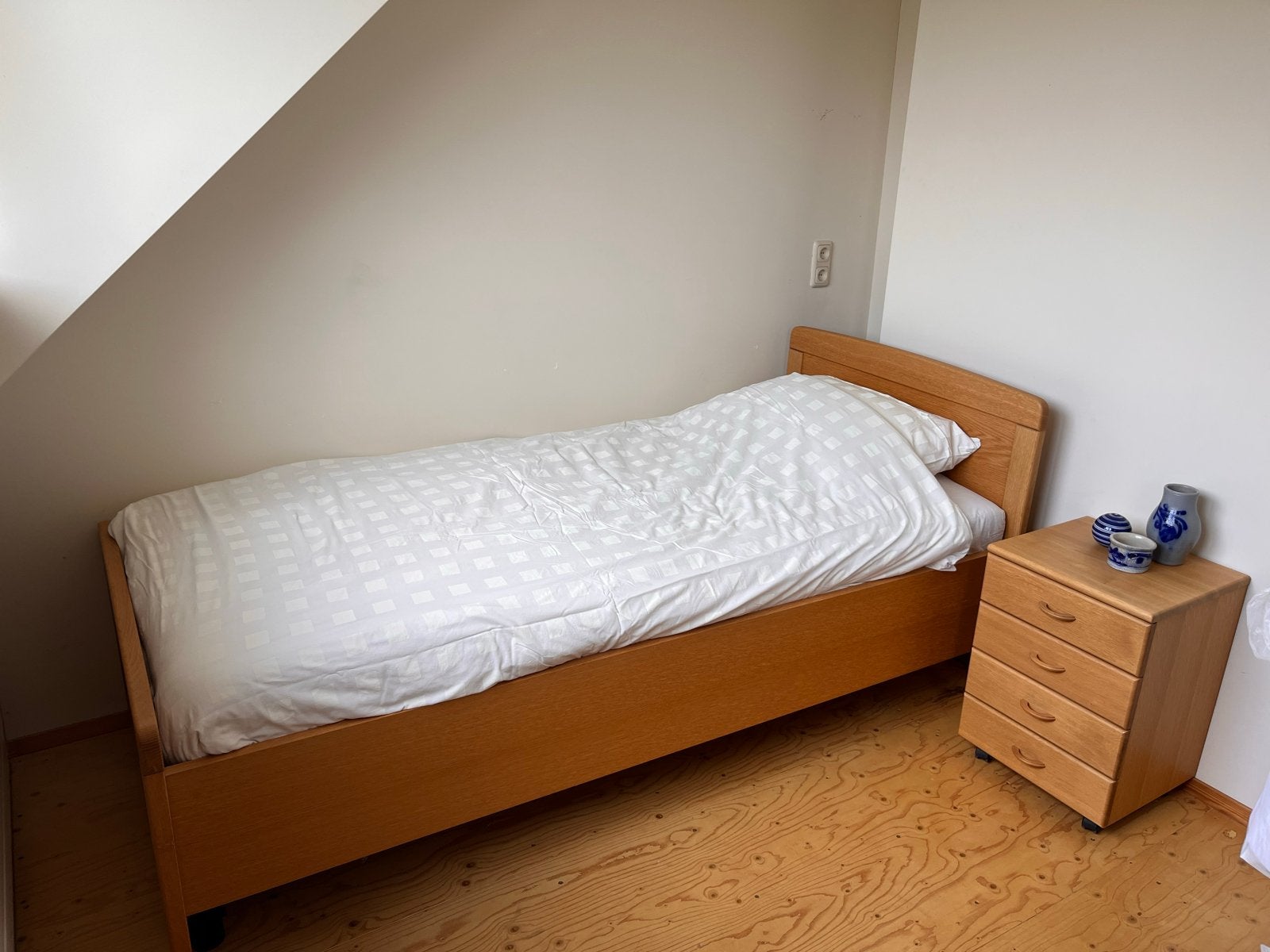 Comfortabel Seniorenbed - Eenpersoons Houten Bed, Ophalen, Gebruikt, 90 cm, Eenpersoons