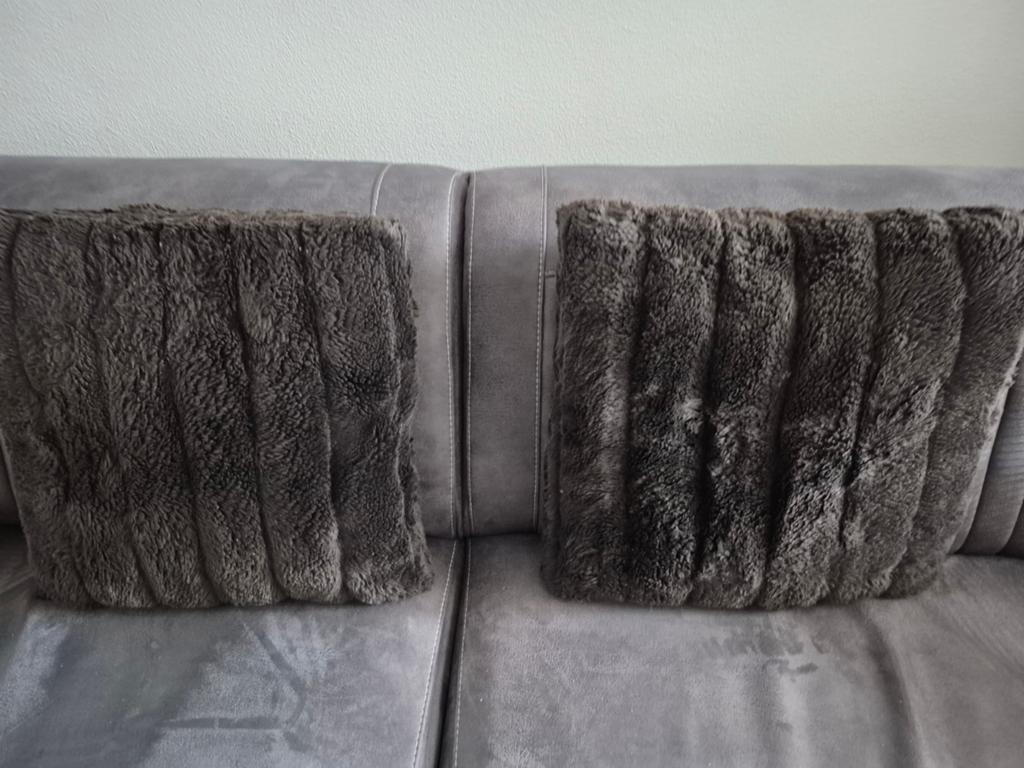 2x Woonkussen 50x50cm - bruin, zacht en comfortabel, Ophalen of Verzenden, Gebruikt, Grijs, Vierkant
