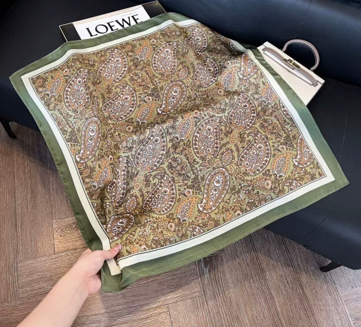 Satijnen sjaal 70x70cm met paisley print, Kleding | Dames, Mutsen, Sjaals en Handschoenen, Verzenden, Zo goed als nieuw, Sjaal