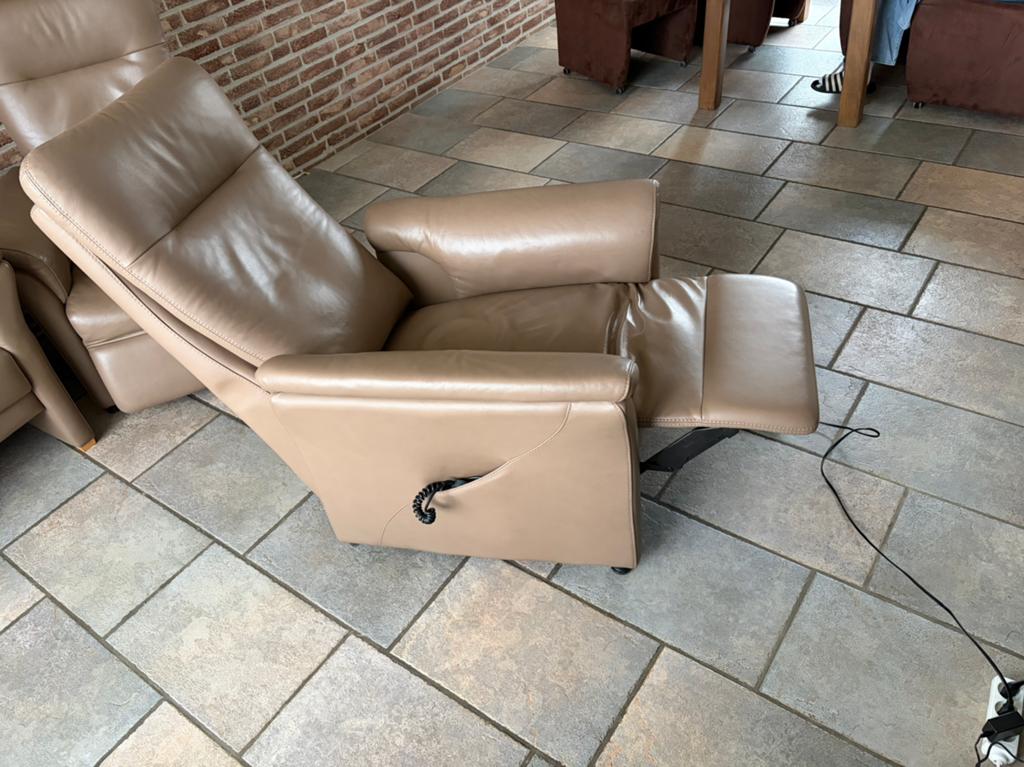 Prominent leren elektrische sta-op stoel / relaxfauteuil, Huis en Inrichting, Ophalen, Zo goed als nieuw, 50 tot 75 cm, Leer