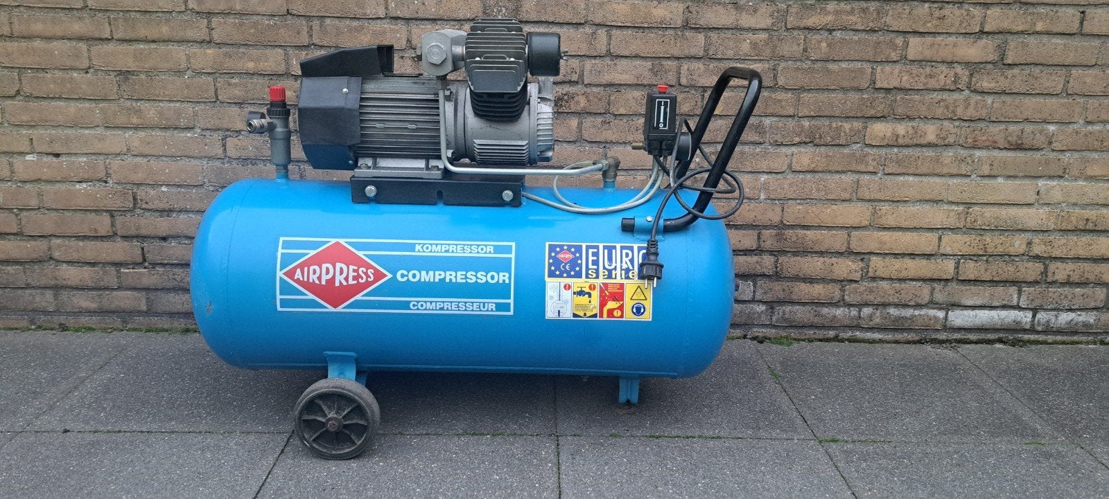 Airpress Compressor LM 100-350 - Zo goed als nieuw, Doe-het-zelf en Verbouw, Ophalen, Zo goed als nieuw, 200 tot 400 liter/min