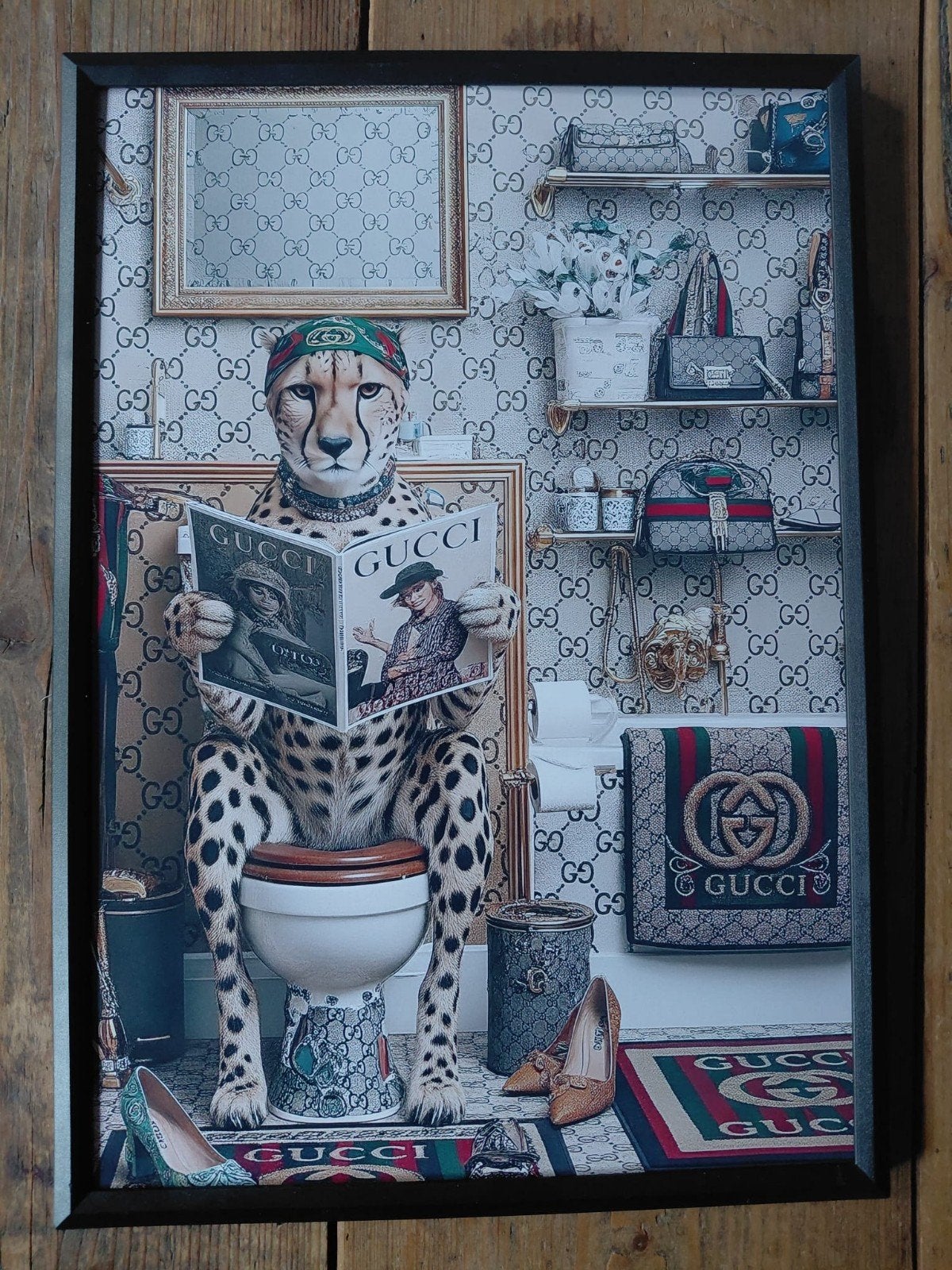 Gucci Cheetah op Toilet Poster - 21x30cm, Minder dan 50 cm, Nieuw, Ophalen of Verzenden, Foto of Poster