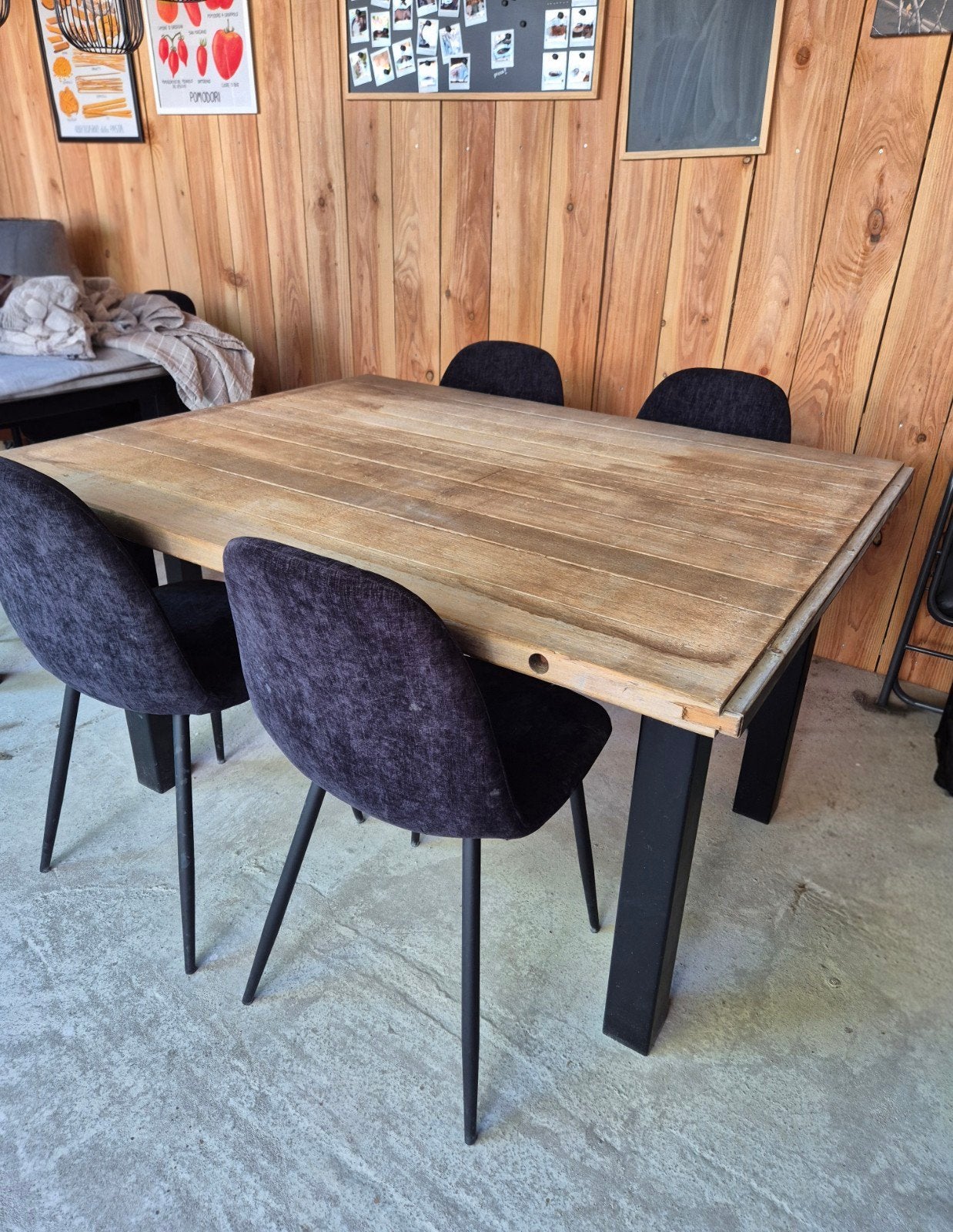 Robuuste houten eettafel met metalen onderstel (evt 2 stuks), Huis en Inrichting, Tafels | Eettafels, Overige houtsoorten, Gebruikt