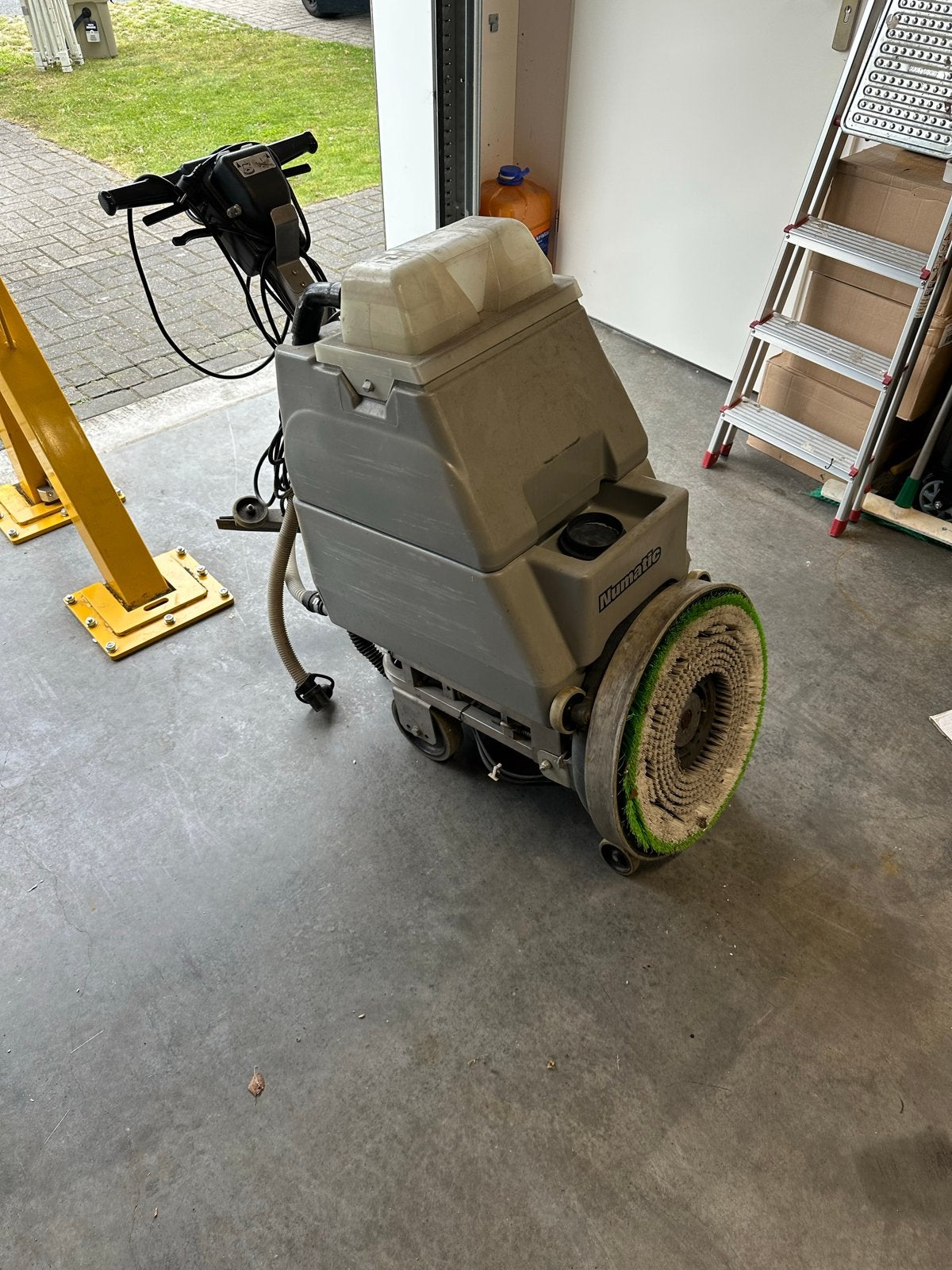 Numatic Schrobmachine met waterreservoir en zuigfunctie, Ophalen, Gebruikt