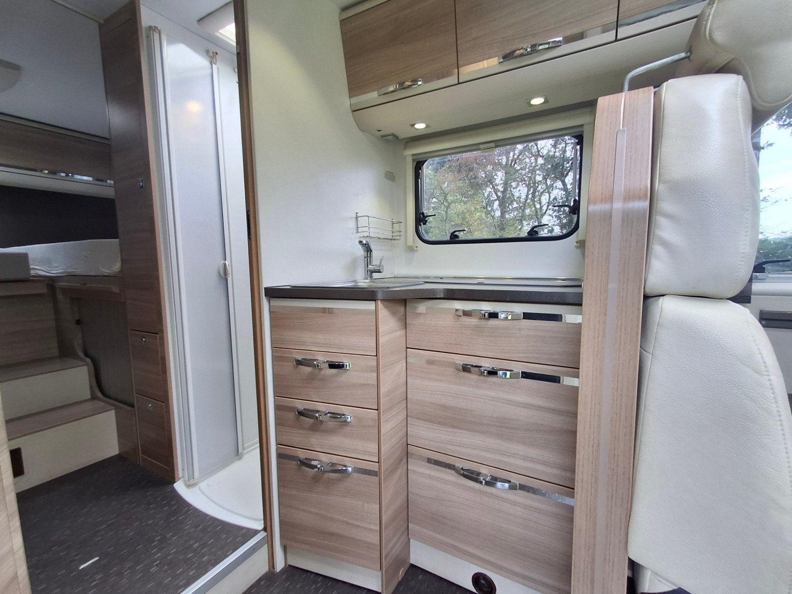 Foto 8 van " ADRIA CORAL S 670 SL -2013 - 65000 KM - APARTE BEDDEN'"