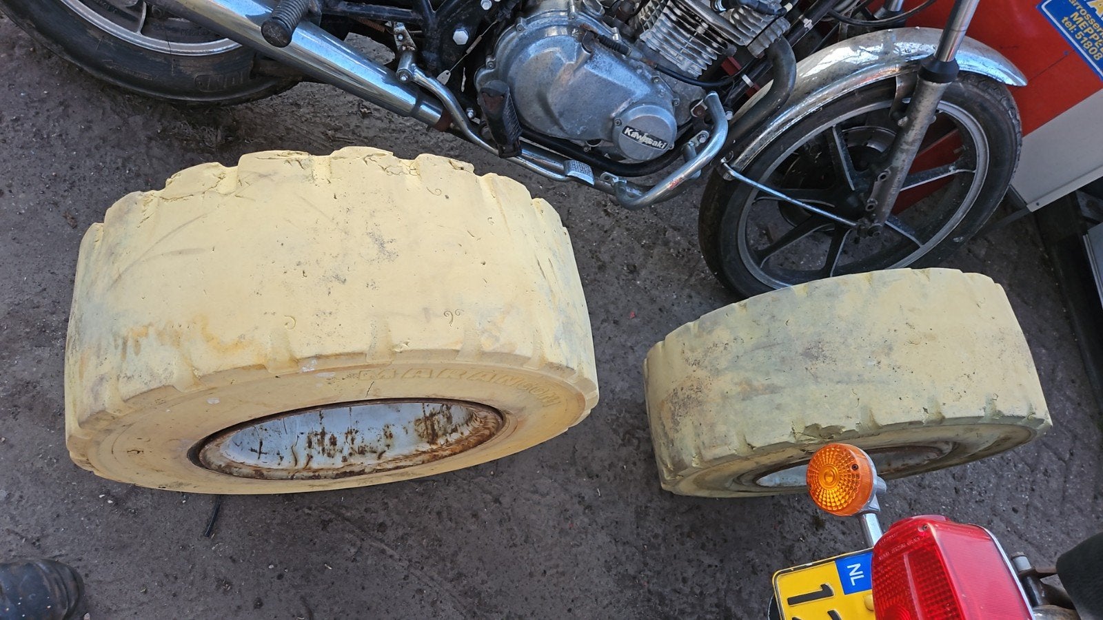 6gaats heftruckbanden massief, Ophalen