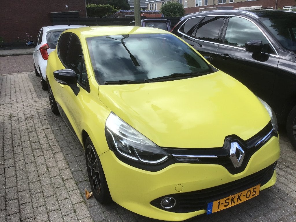Renault Clio 0.9 TCE 66KW 5-DRS 2013 Geel, Auto's, Voorwielaandrijving, Stof, 40 €/maand, Zwart