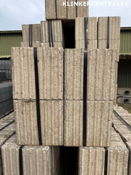 2.090 stuks 190m2 wit 30x30x6cm blindengeleidetegels., Bij dit gebruikte product niet meer te achterhalen., Gebruikt, Verzenden