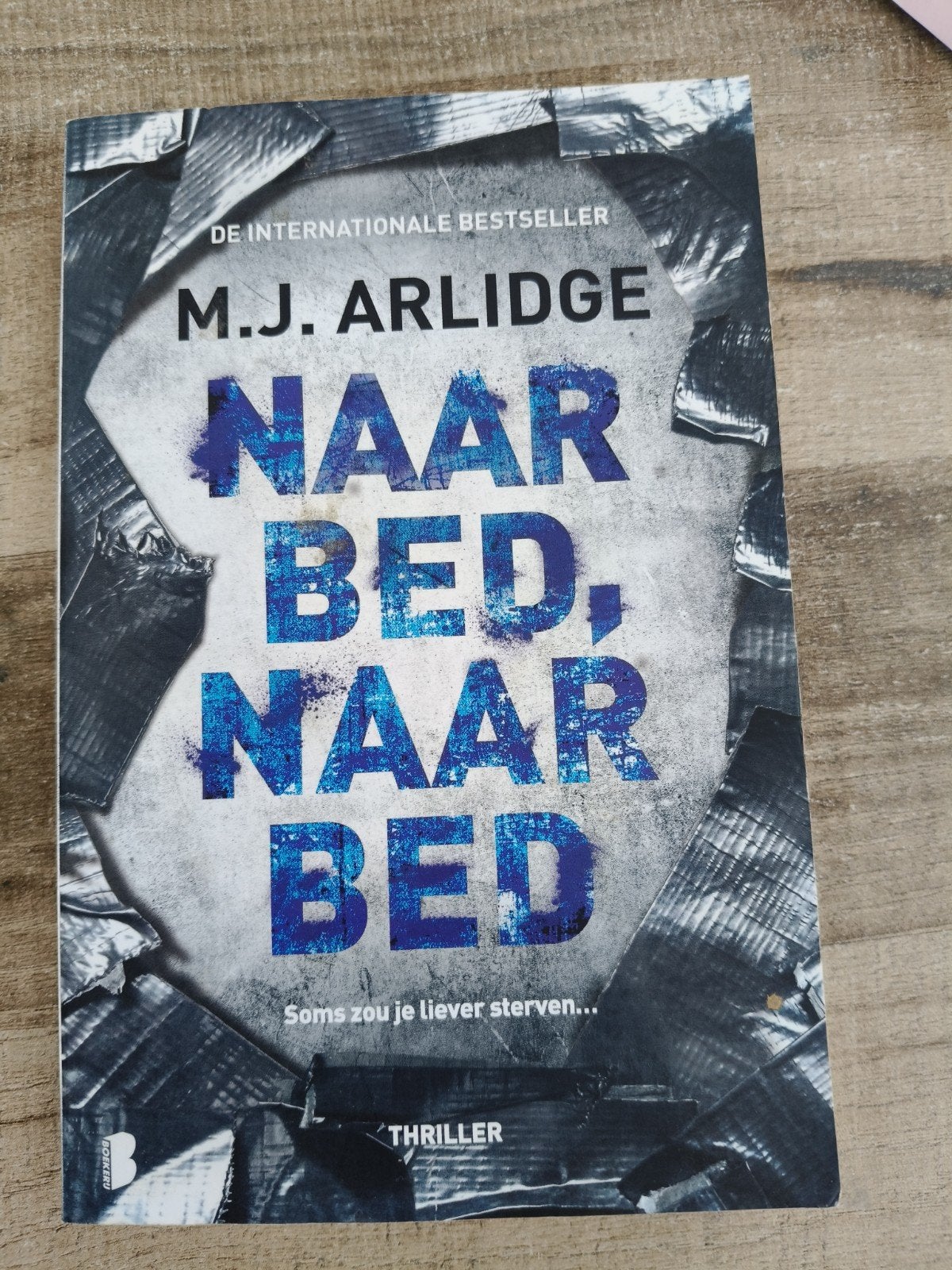 M.J. Arlidge - Naar Bed, Naar Bed (Thriller), Boeken, Ophalen of Verzenden, Zo goed als nieuw, M.J. Arlidge