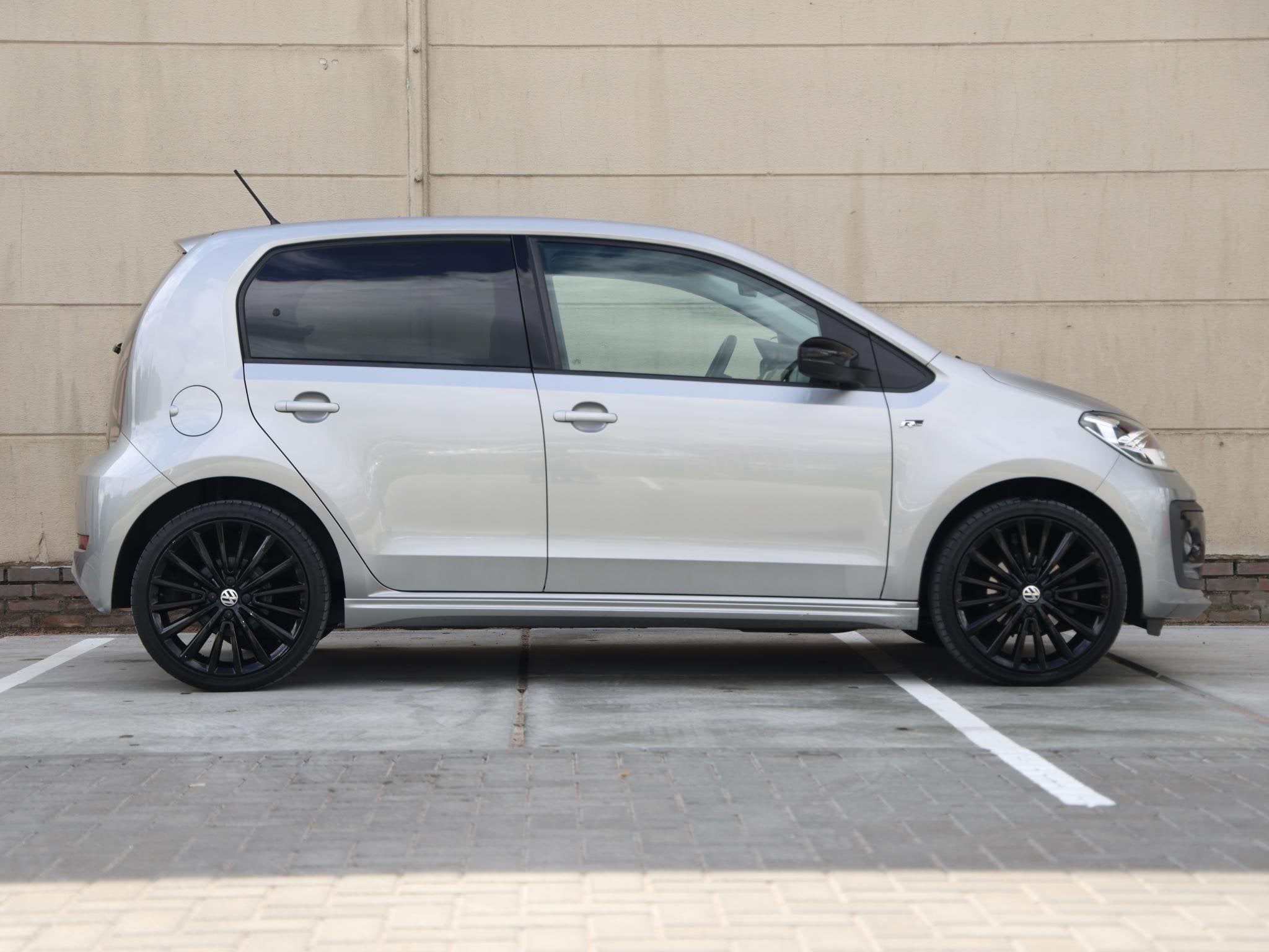 Volkswagen Up! 1.0 R-Line 65 pk | Cruise control | Camera |, Stof, Gebruikt, 4 stoelen, Origineel Nederlands