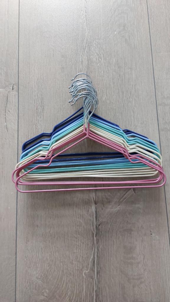 Kleurrijke kledinghangers (set van 20) voor kinderen, Ophalen, Zo goed als nieuw, Jongen of Meisje