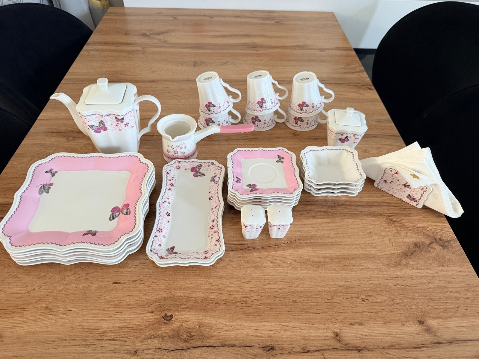 Compleet (ontbijt)servies met vlinderdecoratie - Roze en wit, Overige merken, Keramiek, Ophalen of Verzenden, Zo goed als nieuw