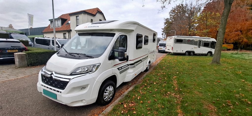 ADRIA CORAL S 690C / EURO 6 / 2018 / 49.900 KM / BIKELIFT, Caravans en Kamperen, Campers, Achteruitrijcamera, Ringverwarming, 7 tot 8 meter