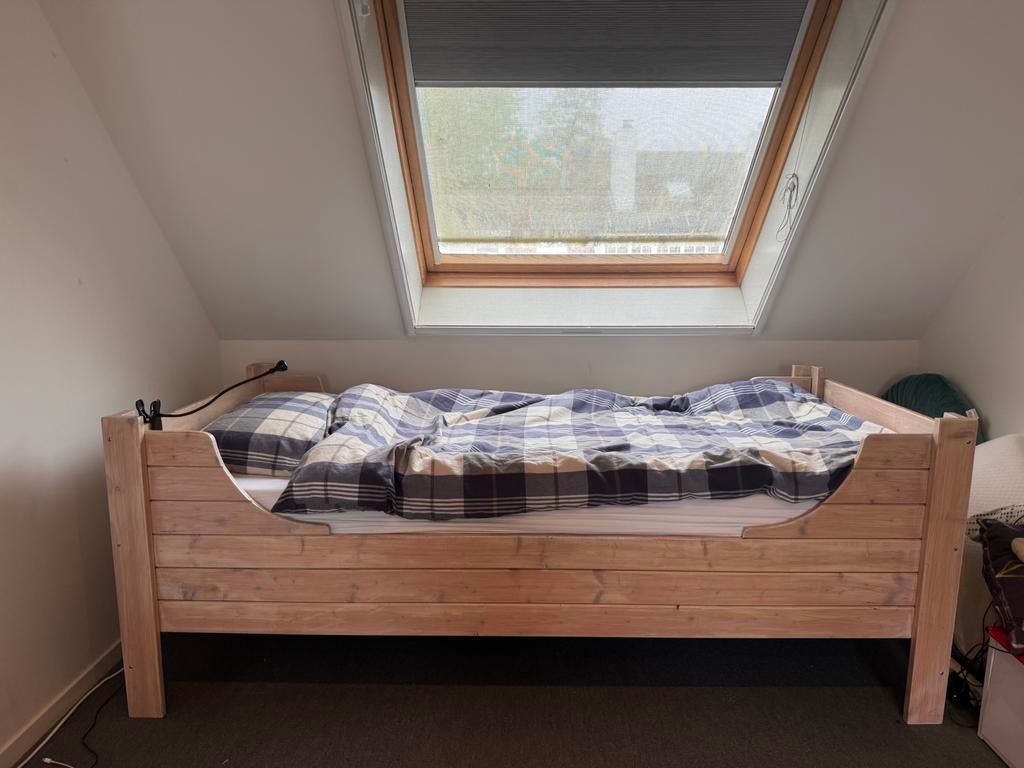 Grenen bed, 90 x 200 cm. Matras Matt Sleeps., Huis en Inrichting, Slaapkamer | Bedden, Ophalen, Gebruikt, 90 cm, Eenpersoons