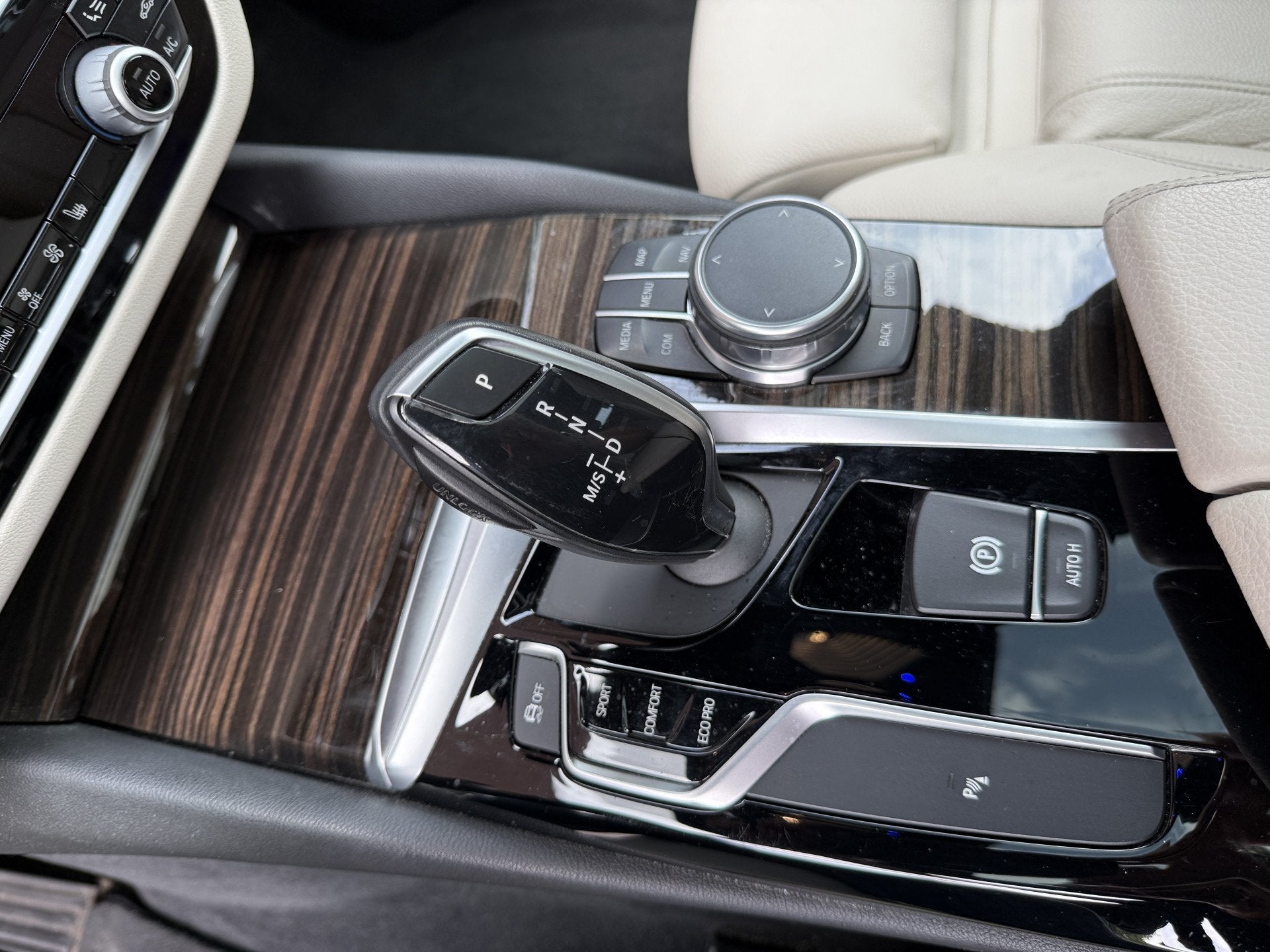 Foto 18 van BMW 5 Serie Touring 520i High Executive Sport Line