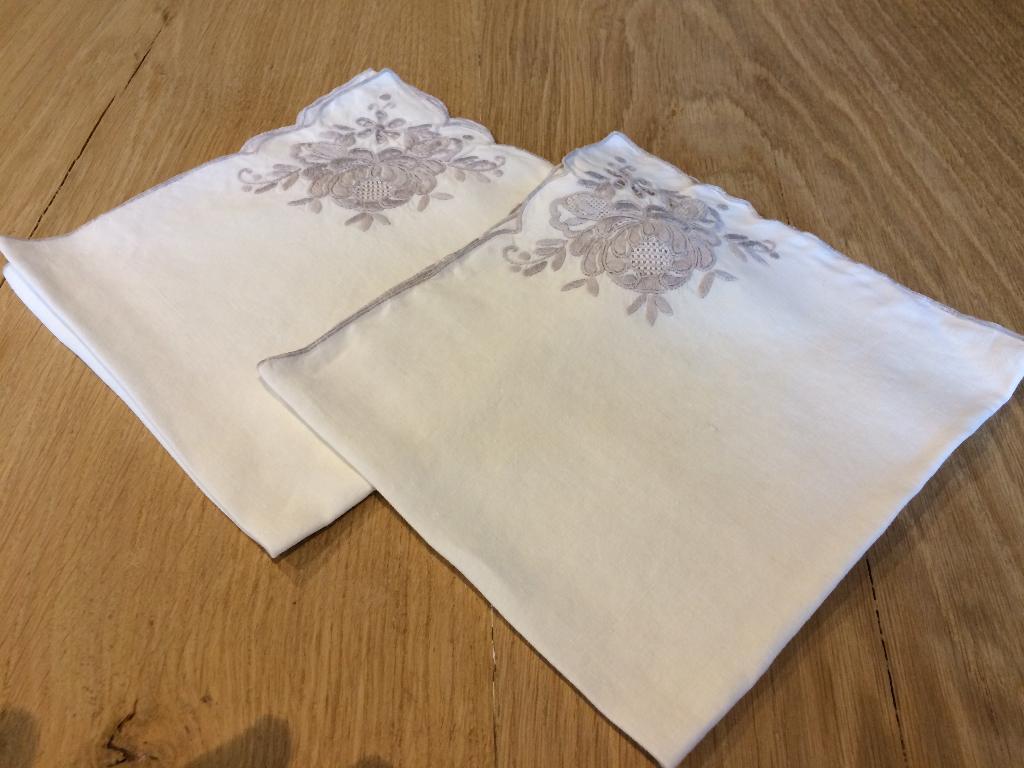 2 geborduurde  brocante servetten, Ophalen of Verzenden