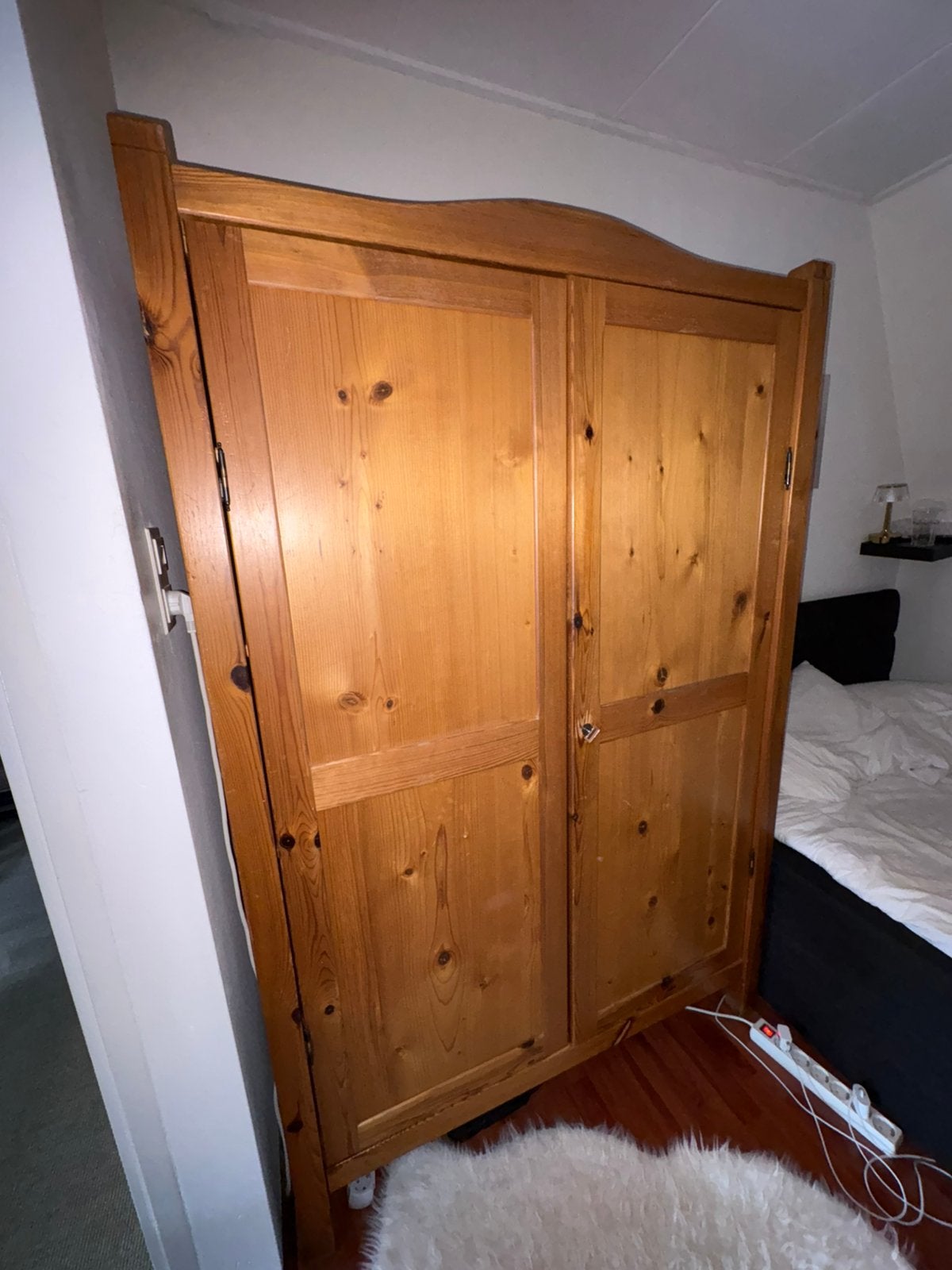 Grenenhout kleding kast, Ophalen, Met deur(en), Gebruikt, 100 tot 150 cm