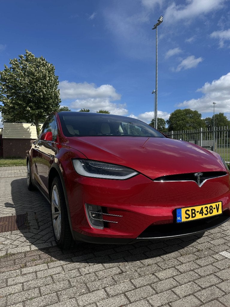 Tesla Model X 100D AWD 2018 | Rood | CCS | Trekhaak | Luxe, Auto's, Model X, 2433 kg, 137 €/maand, Origineel Nederlands