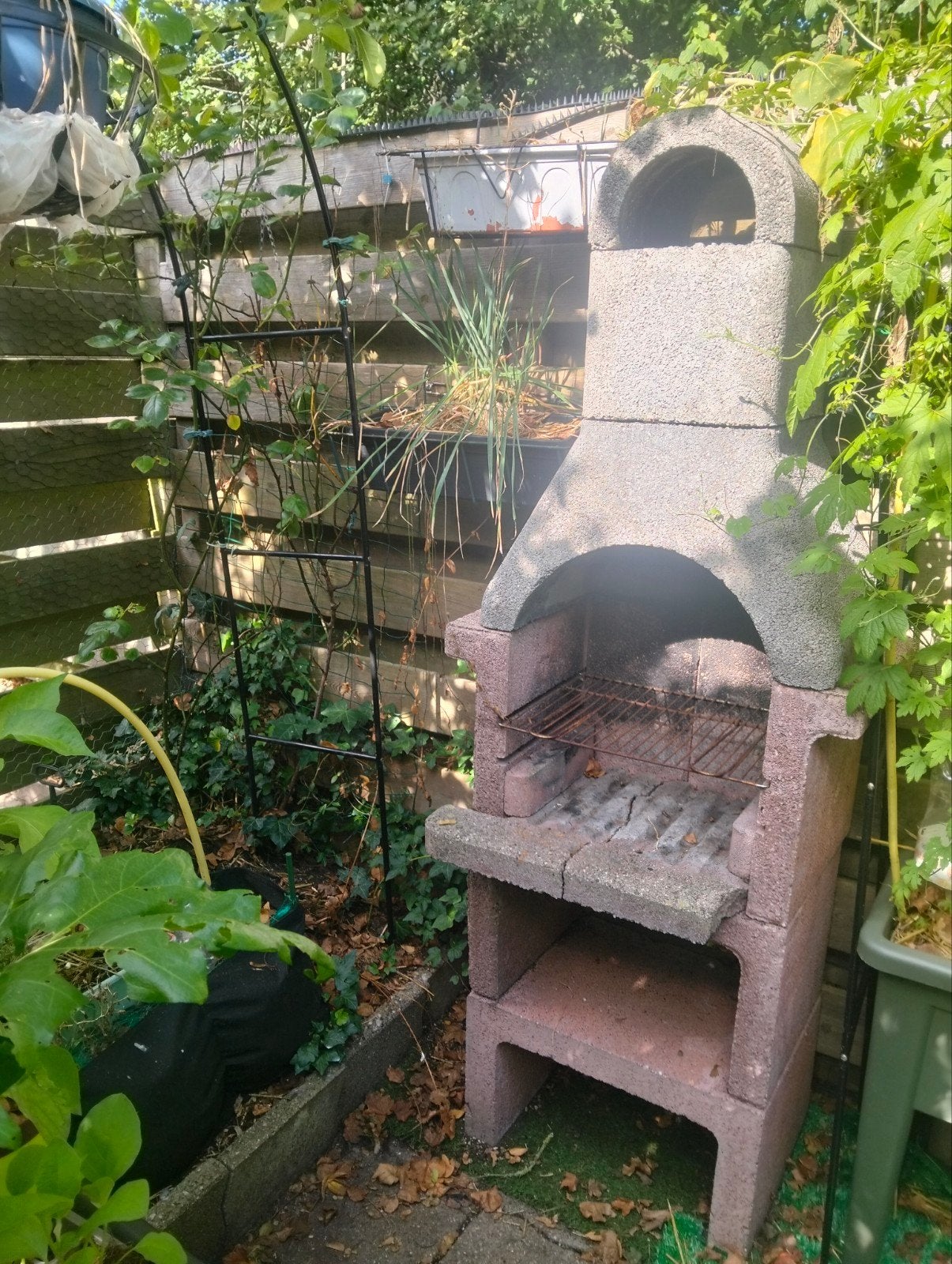 Betonnen barbecue voor gezellige zomeravonden, Ophalen of Verzenden, Gebruikt