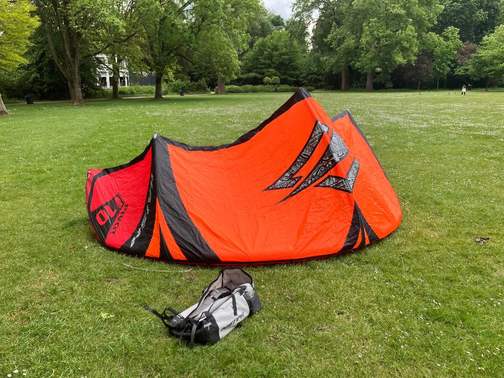 Naish pivot Kite 10m2, fluid board,wetsuit, compleet, Ophalen, Twintip, 10 m², Nieuw