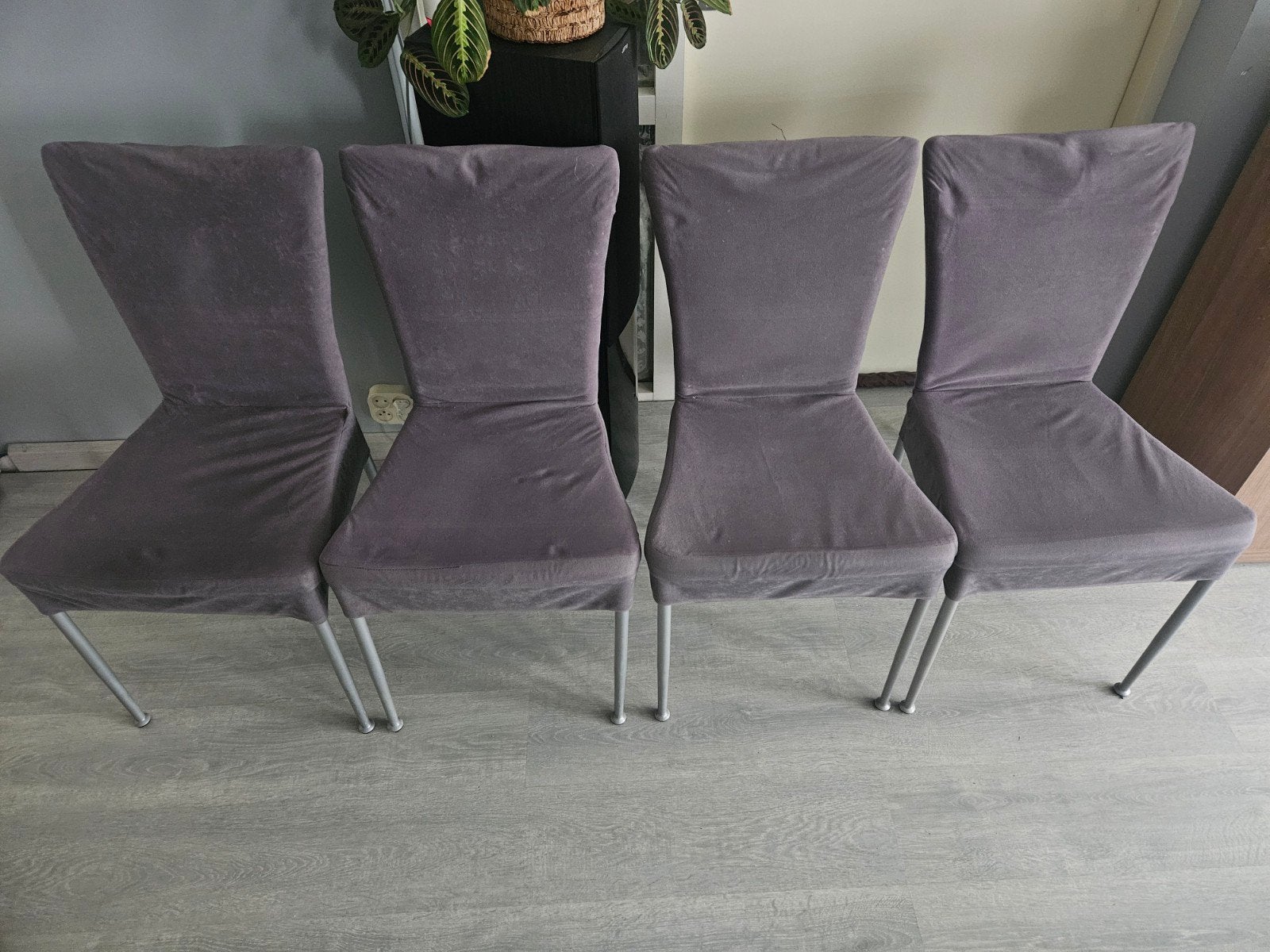 4x Eetkamerstoelen met grijze hoezen, Ophalen, Gebruikt, Stof, Vier