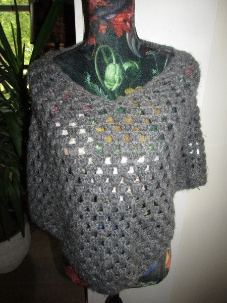 E1589 ONLY mt M-L poncho grijs gehaakt model LEA knit cape, Maat 38/40 (M), Only, Verzenden, Zo goed als nieuw