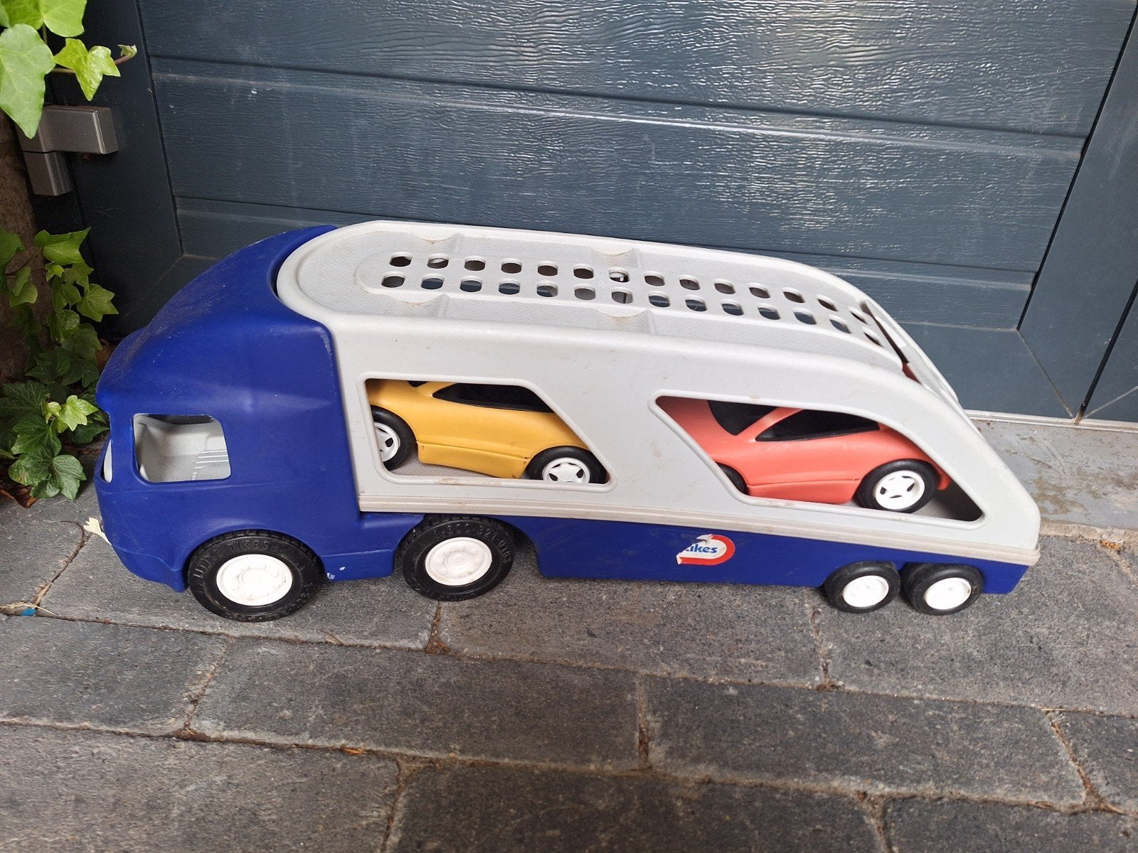 Little Tikes vrachtwagen met 2 auto's - 75 cm lang, Kinderen en Baby's, Ophalen of Verzenden, Gebruikt