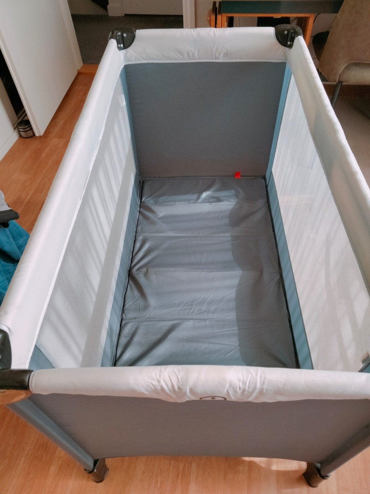 Campingbedje Qute met extra dik matras en losse inhangbodem, Ophalen, Zo goed als nieuw, Reisbedje