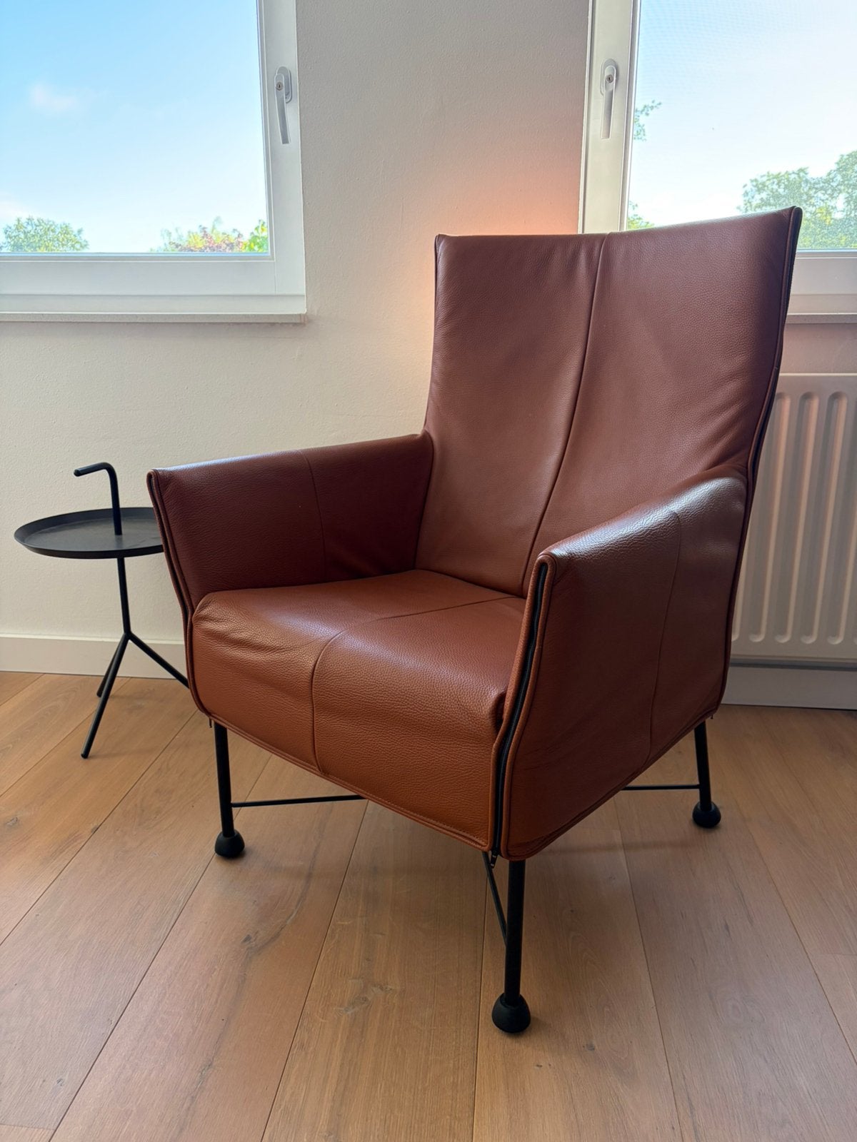 Montis Charly fauteuil, cognac leer zwart onderstel zgan, Huis en Inrichting, Fauteuils, Ophalen, Zo goed als nieuw, 50 tot 75 cm
