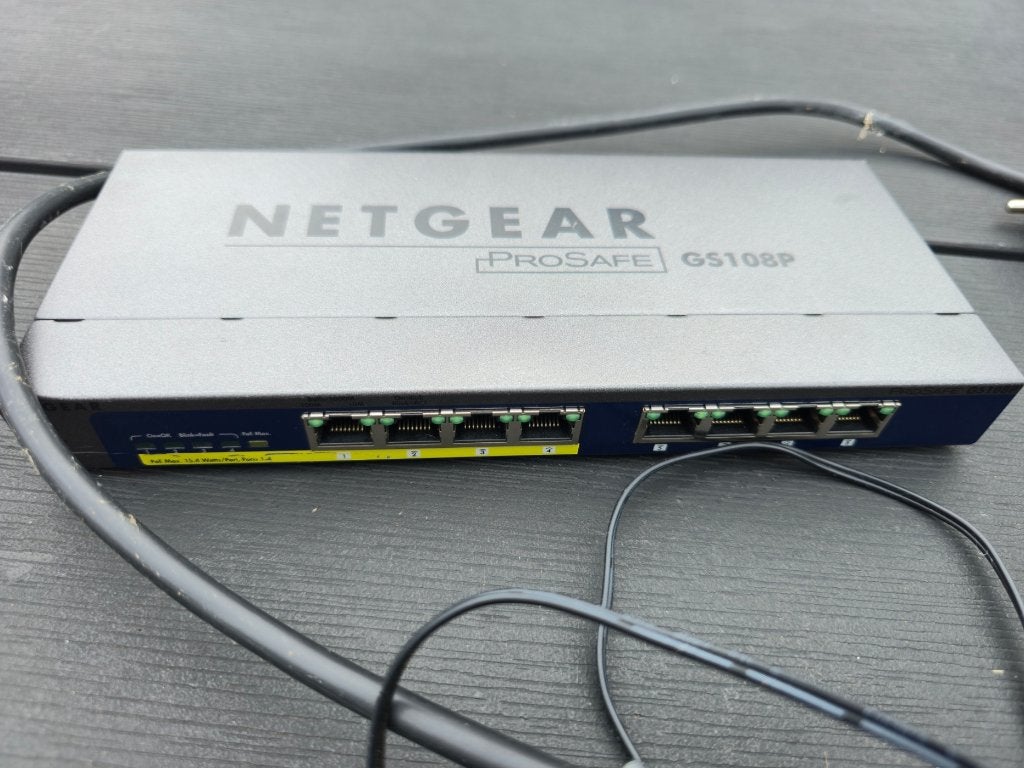 GS108P - 8-poorts Gigabit Ethernet Switch met 4-poort PoE, Ophalen of Verzenden, Gebruikt