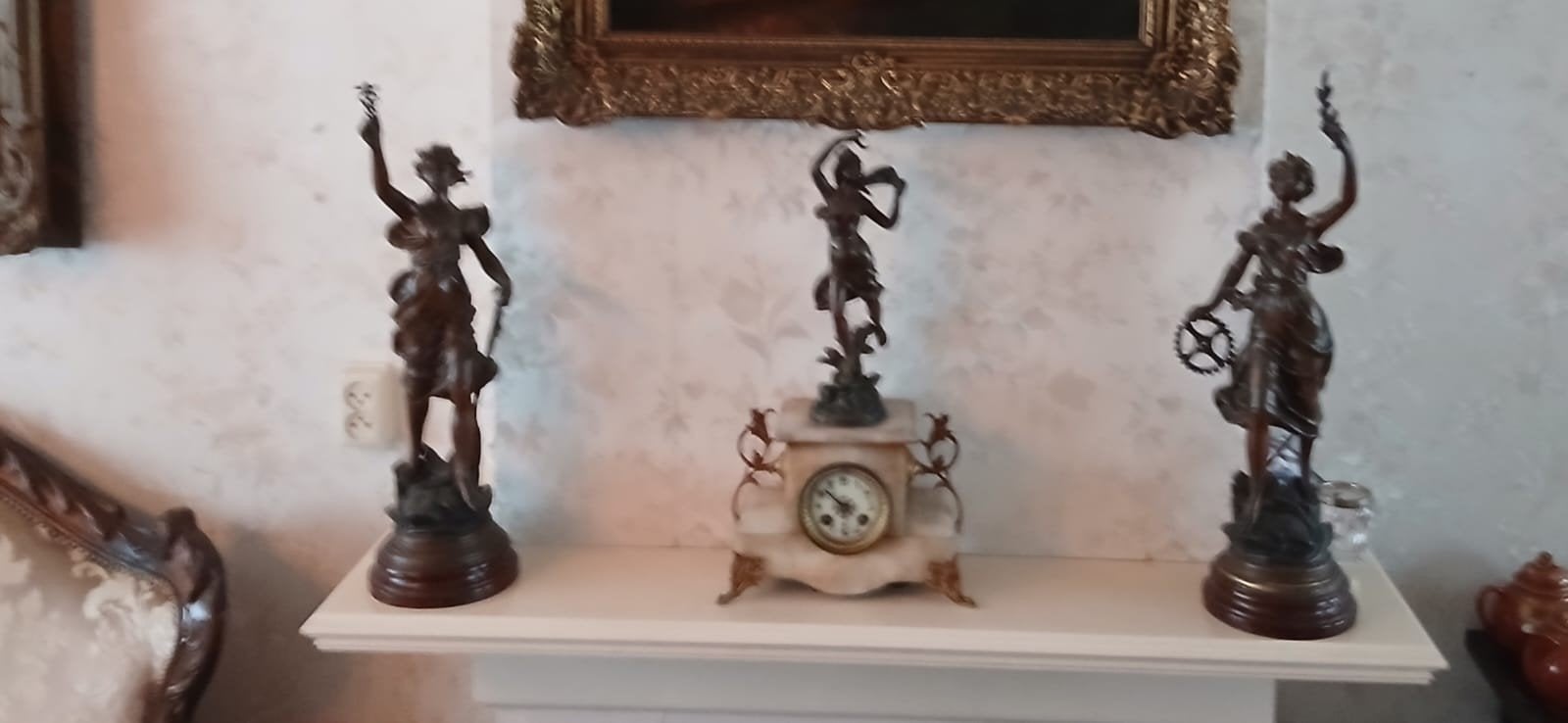 Set van 3 bronzen beelden met klok - Klassiek decor, Antiek en Kunst, Ophalen, 20 - 50 cm, Beeld, Bruin