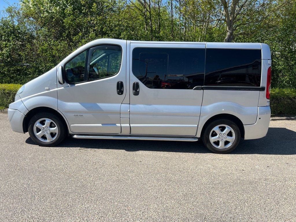 Renault Trafic 2.0 dCi T29 L1H1 I Rolstoel aangepaste bus I, Auto's, Bestelauto's, Stof, 4 cilinders, Met garantie (alle), 2100 kg