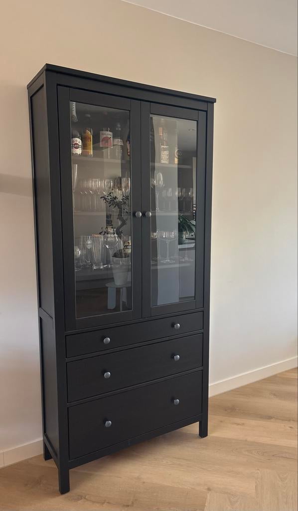 Zwarte vitrinekast met lades - IKEA Hemnes, Huis en Inrichting, Ophalen, Met deur(en), 50 tot 100 cm, Zo goed als nieuw