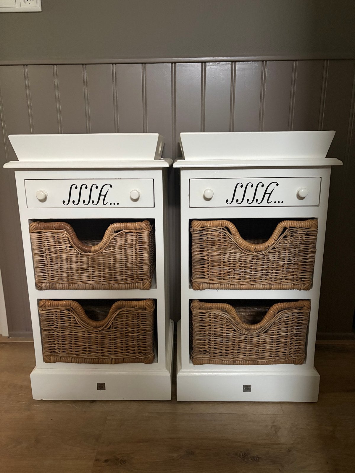 Riviera Maison Nachtkastjes met Rieten Manden en Dienbladen, Huis en Inrichting, Ophalen, Gebruikt, Minder dan 45 cm, 70 cm of meer