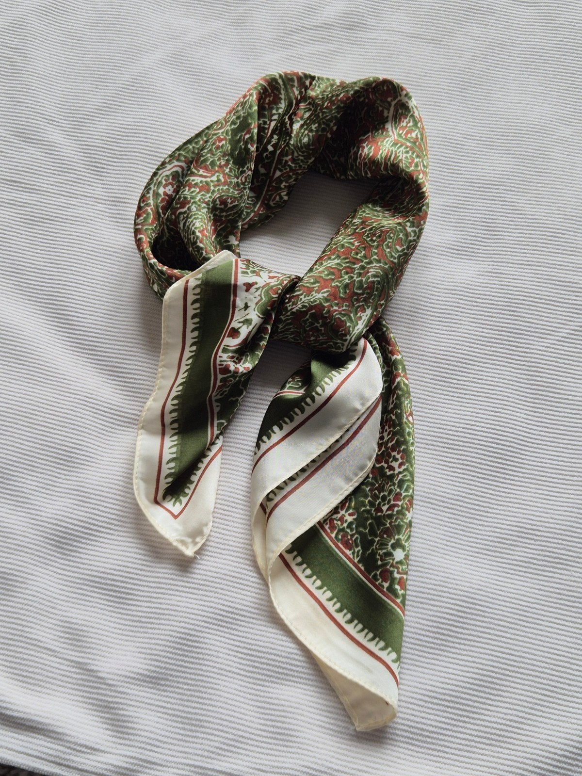 Groene en rode paisley sjaal, 70x70 cm, Kleding | Dames, Ophalen of Verzenden, Nieuw
