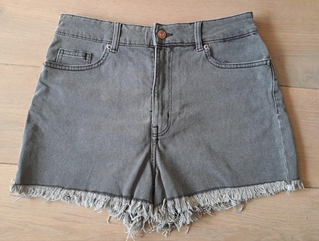 H&M grijze jeans short, maat 36, nieuw, H&M, Kort, Nieuw, Ophalen of Verzenden