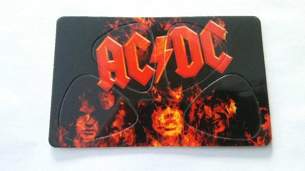 AC DC AC/DC Angus Young gitaarplectrums picks muziek kaart, Verzenden, Zo goed als nieuw, Foto of Kaart