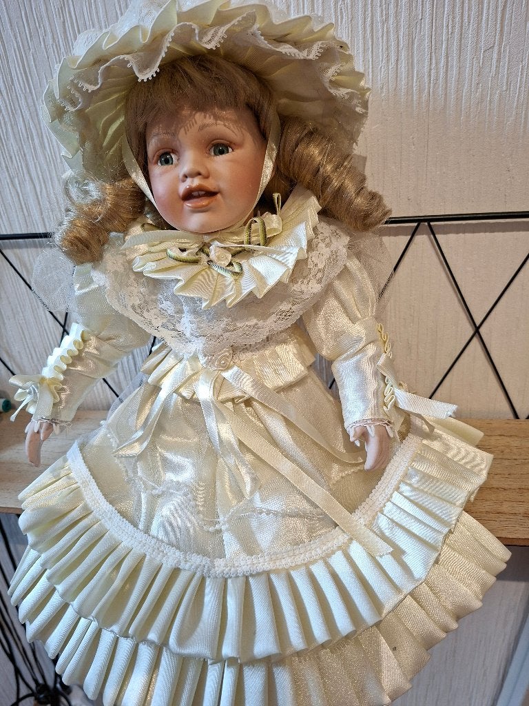 oude pop porselein victoriaanse stijl met pijpenkrullen, Verzamelen, Ophalen of Verzenden, Zo goed als nieuw, Pop