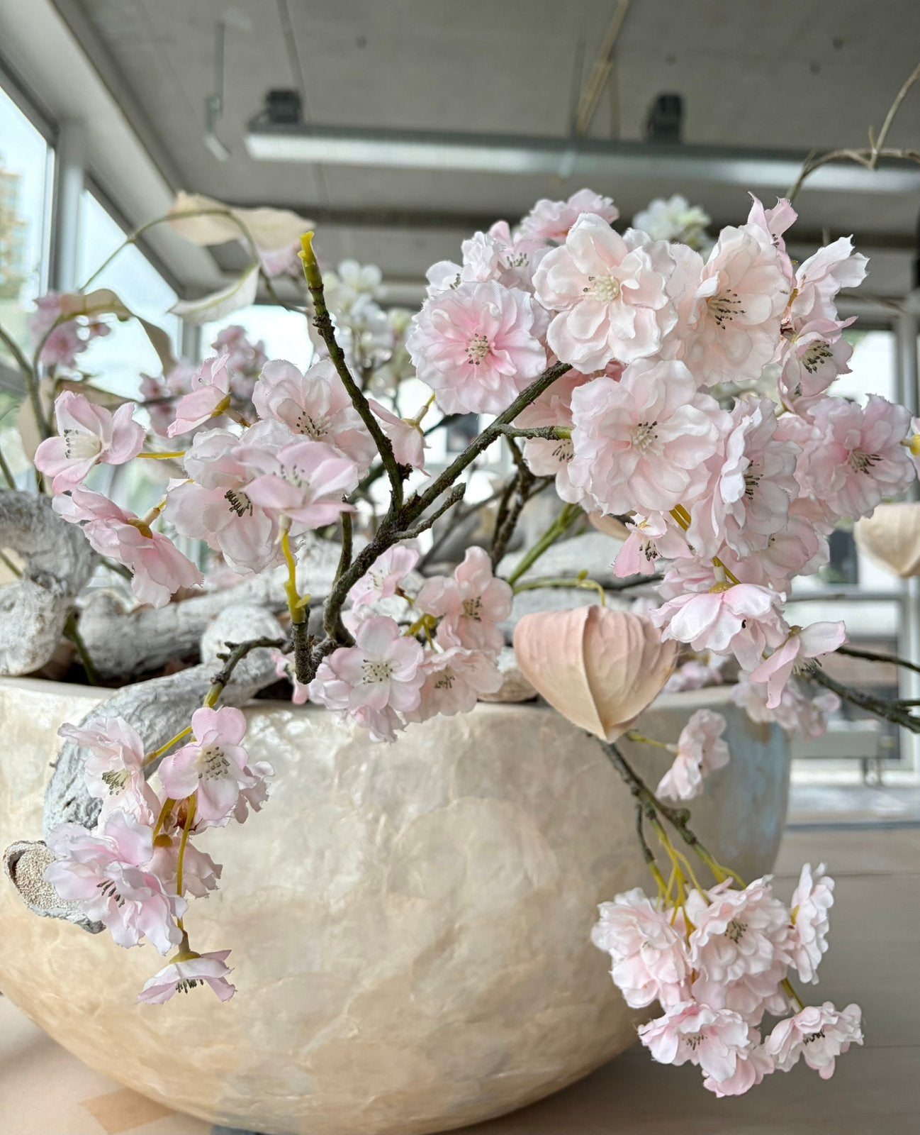 Vaas / bloempot van Pot en Vaas 50cm breed x 30 cm hoog, Kunststof, Inclusief decoratie, Ophalen of Verzenden, Zo goed als nieuw