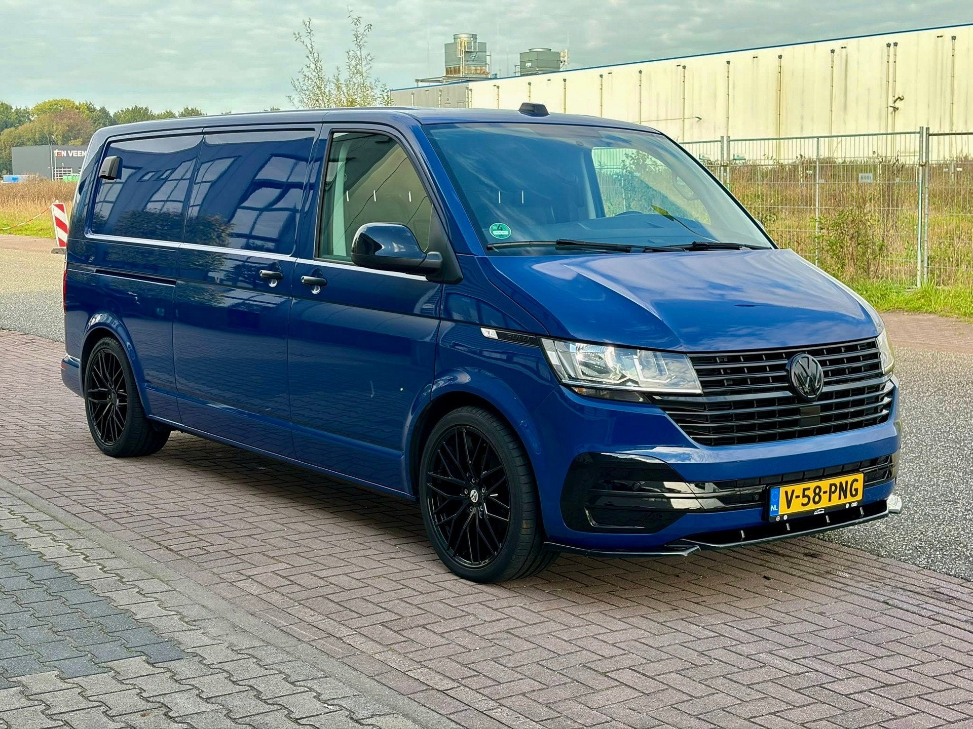Foto 3 van Volkswagen TRANSPORTER 2.0 TDI L2H1 32 Bulli 180pk
