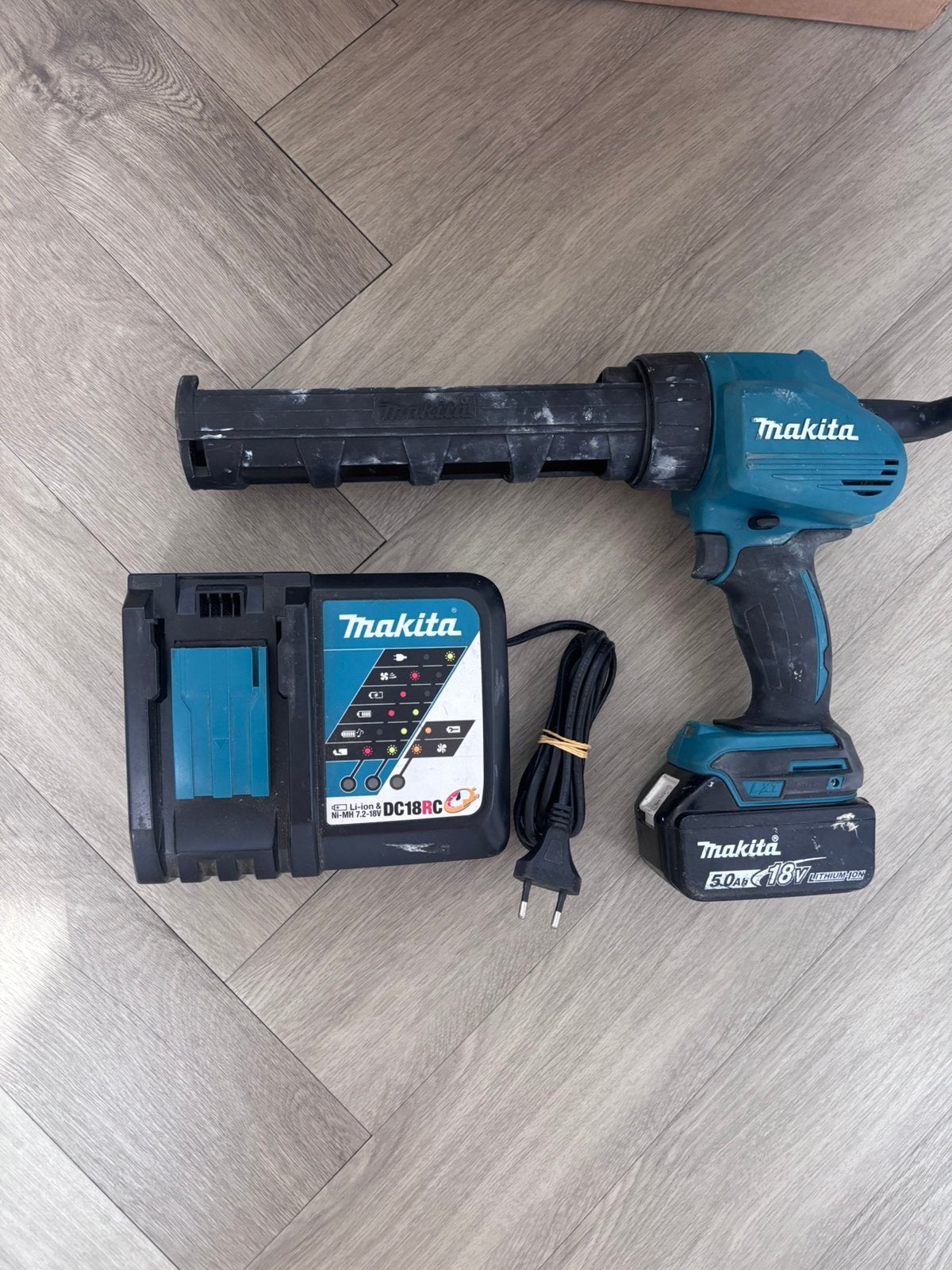 Makita DCG180 Kit - Accu Kitpistool met Lader en Accu, Ophalen of Verzenden, Zo goed als nieuw