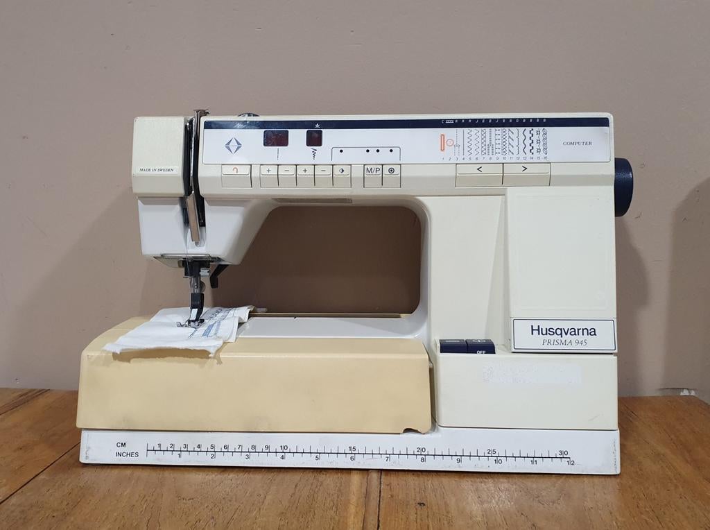 Naaimachine Husqvarna Prisma 945 - computernaaimachine, Ophalen of Verzenden, Naaimachine, Husqvarna
