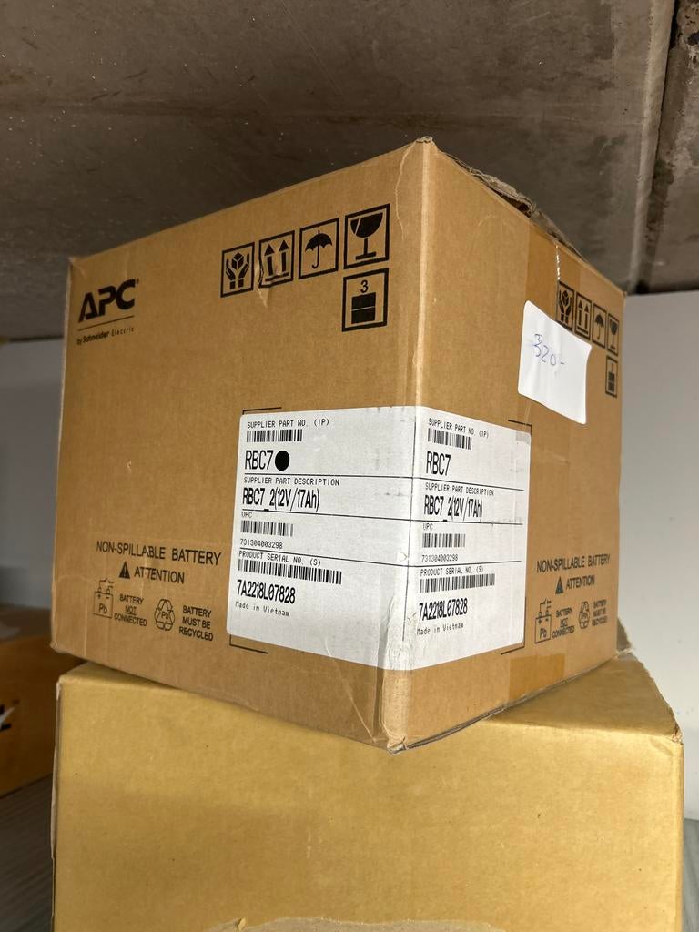 APC RBC7 Batterij Cartridge 2x 12V/17Ah - Nieuw in Doos, Ophalen, Nieuw
