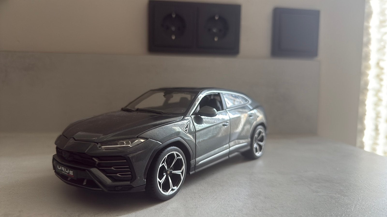 Lamborghini urus miniatuur, Ophalen