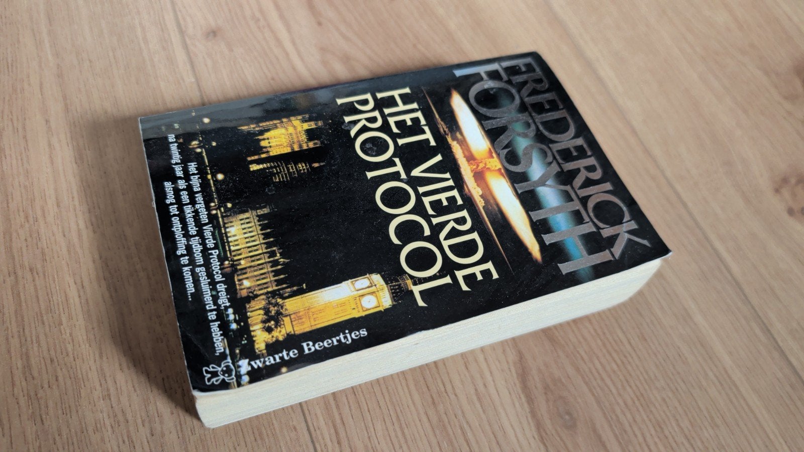 Het Vierde Protocol - Frederick Forsyth (Zwarte Beertjes), Boeken, Ophalen of Verzenden, Gelezen, Frederick Forsyth, Nederland