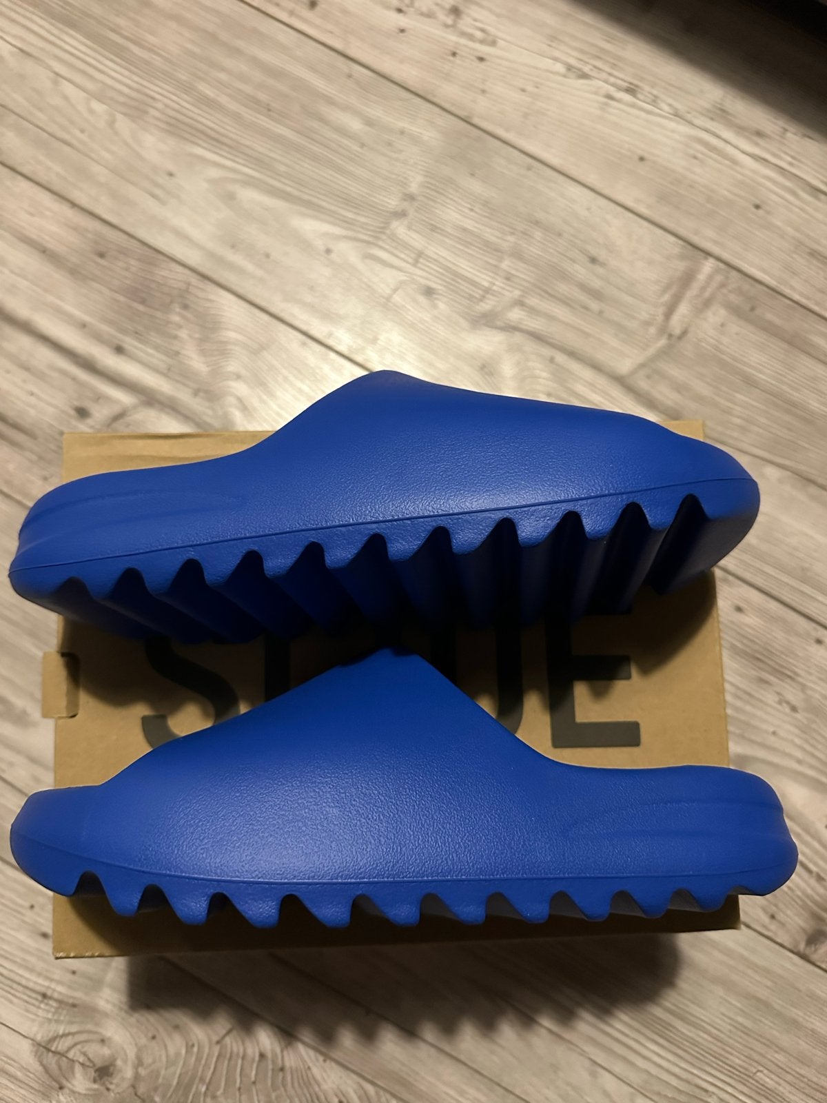 Adidas Yeezy Slide Azure - Maat 44.5, Ophalen of Verzenden, Nieuw, Blauw, Slippers